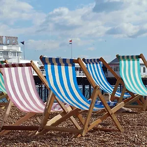 Beachside Retreat 2-bedroom Gem With Free Private Parking & Outdoor Space Hove